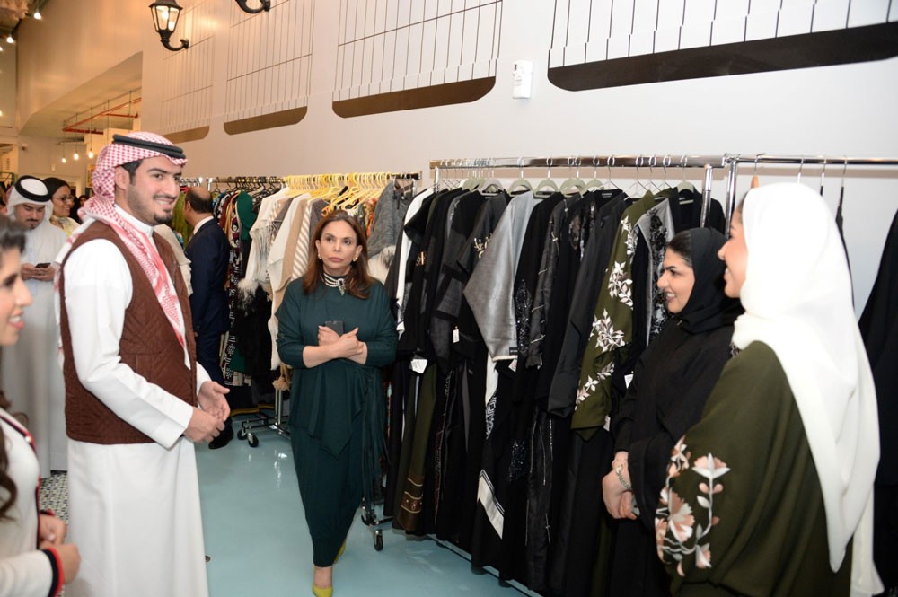 ‏‎رئيس هيئة السياحة يدشن فعالية (ارتيزانا الرائد المبدع 973+) plus 973 Market