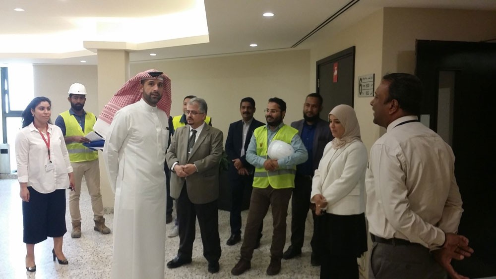 الاشغال تقوم بأعمال الصيانة بمبنى وزارة الخارجية
