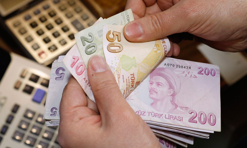 هبوط الليرة التركية إلى مستوى قياسي