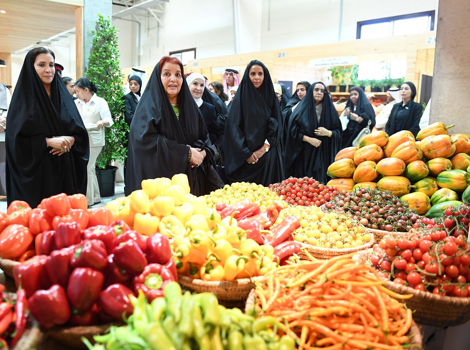 بالصور.. الأميرة سبيكة تفتتح سوق المزارعين الدائم بهورة عالي