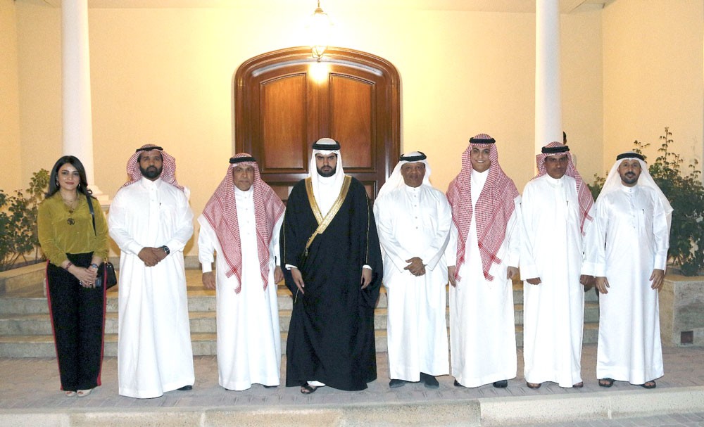 سمو الشيخ عيسى بن علي يستقبل وفدا من مؤسسة الأمير محمد بن فهد بن عبدالعزيز للتنمية الإنسانية