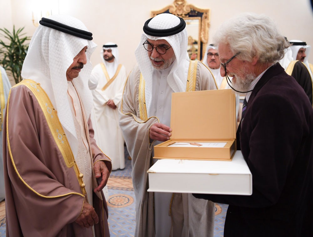 سمو رئيس الوزراء يتسلم كتاب "المحرق..مهد المملكة" وكتاب "دليل الجيب لطيور البحرين"