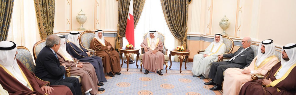 سمو رئيس الوزراء يستقبل عددا من أفراد العائلة المالكة بحضور سفير الكويت