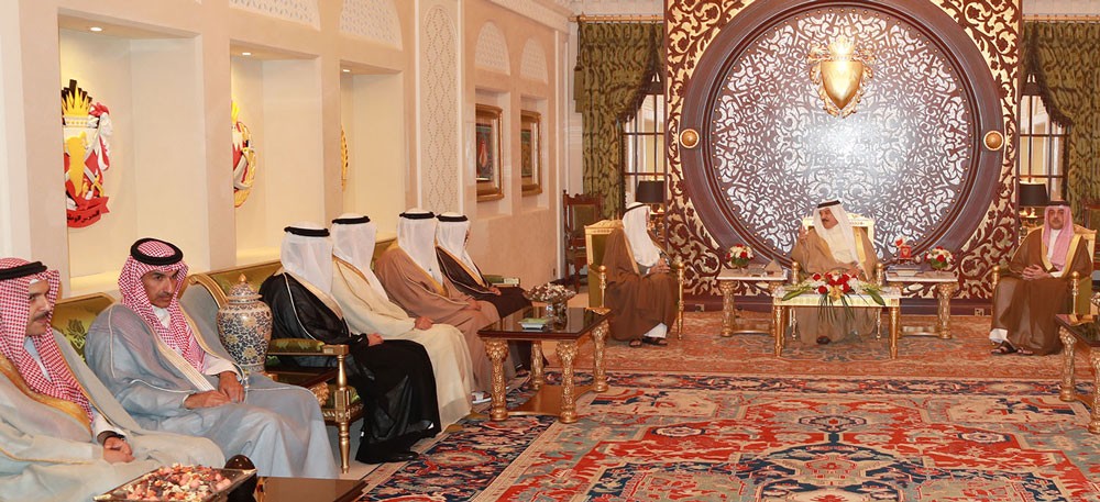 الملك يستقبل أفراد عائلة كانو