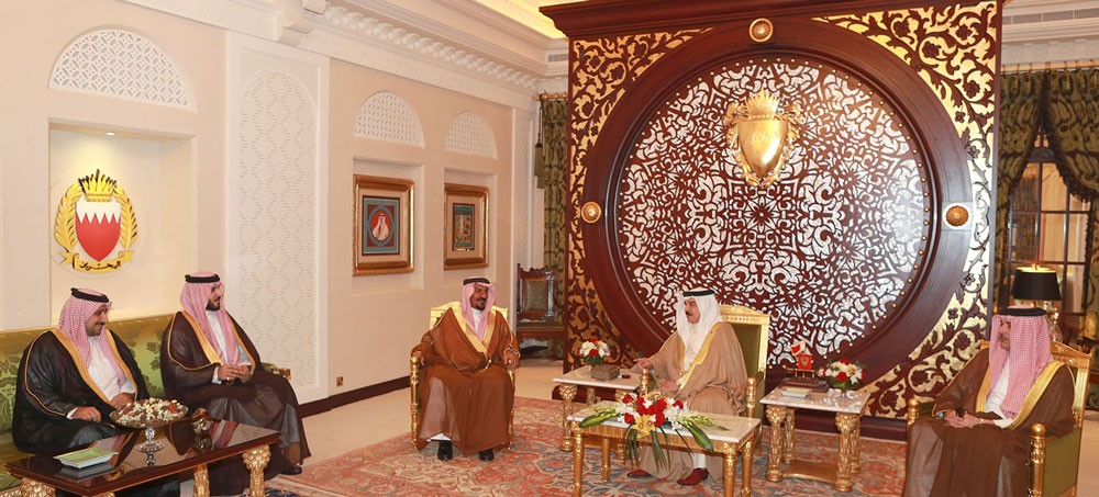 العاهل يستقبل الشيخ حمد بن راشد بن الجبر النعيمي وأبناءه