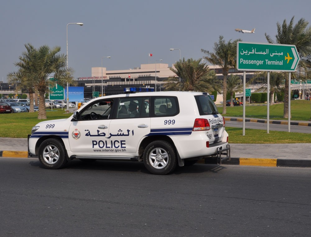 (أمن المنافذ): القبض على مسافر من جنسية أوروبية سرق حقيبة مواطنة قبل إقلاع الطائرة للبحرين