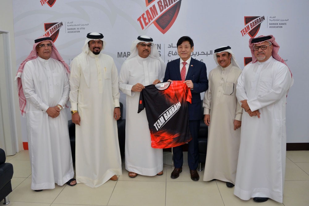 الخياط يبحث سبل التعاون مع سفير كوريا الجنوبية لدى البحرين