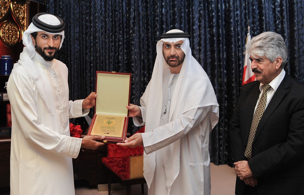 سمو الشيخ ناصر بن حمد ينقل تحيات جلالة الملك للدكتور الشيخ عبدالعزيز بن علي