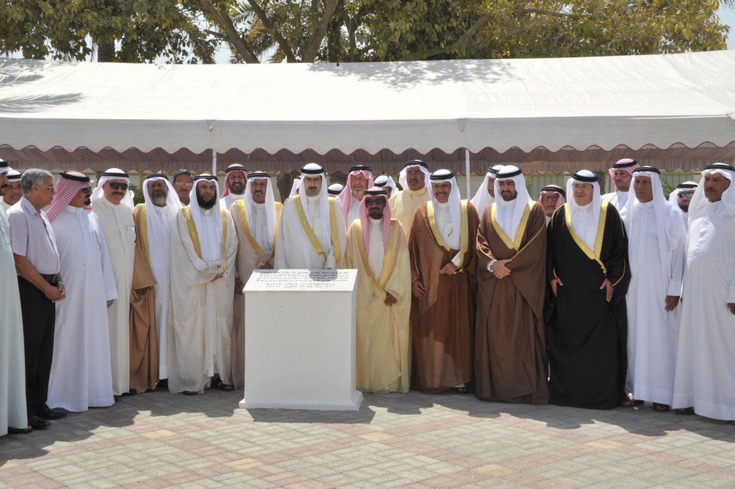 سمو الشيخ خليفة بن علي يضع حجر الاساس لتوسعة جامع الشيخ محمد بن خليفة آل خليفة بالبديع 