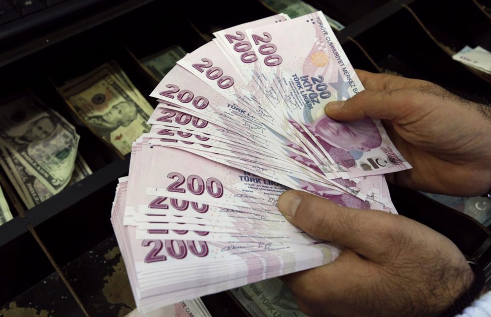 الليرة التركية تتراجع إلى 4 ليرات للدولار بفعل المخاوف