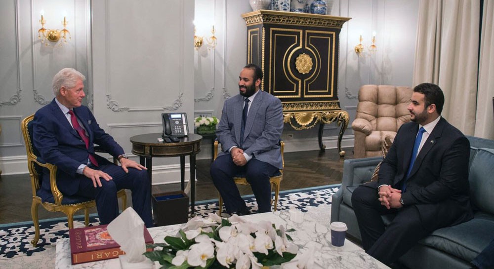 ولي العهد السعودي يلتقي الرئيس الأميركي الأسبق كلينتون
