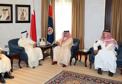 وزير الداخلية يستقبل عددا من أفراد عائلة آل مبارك السعودية