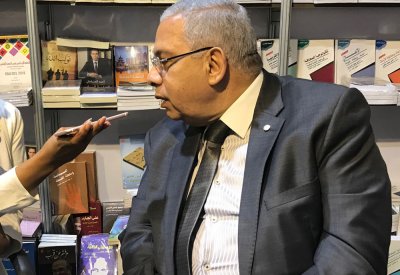 رشاد: لا غلبة للكتاب الإلكترونيّ على الورقيّ فكلاهما يكمل الآخر، وفكرة المنافسة هي مجرّد ذريعة!