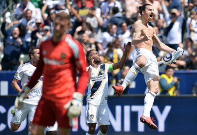 "السلطان إبرا" يطرب في أولى مباراياته في الدوري الأمريكي ويقود فريقه للفوز