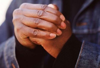 العلماء يحلون أخيرا لغز "فرقعة الأصابع"