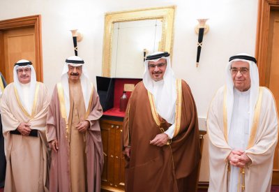 سمو رئيس الوزراء يتسلم عينة من باكورة انتاج الاكتشاف النفطي‎