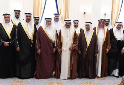 سمو رئيس الوزراء ينوه بإسهامات رجالات البحرين في كافة المجالات