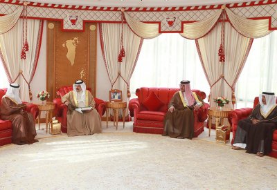 الملك يتسلم دعوتين من خادم الحرمين لحضور "القمة العربية" وعروض "درع الخليج المشترك 1"