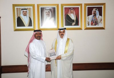 وزير التربية يتسلم نسخة من كتاب حول التراث الشعبي