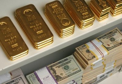 الذهب يرتفع مع هبوط الدولار والأسهم بفعل مخاوف التجارة وبيانات أمريكية