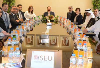 وزير الكهرباء يستعرض مشاريع الطاقة المتجددة مع أقسام الطرق بوزارة الاشغال 