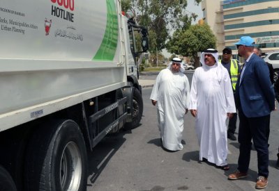 الغتم لوحات ارشادية وتوعوية على سيارات جمع القمامة 