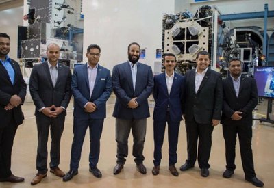 من هم السعوديون العاملون في قمر "فوق هام السحب"؟