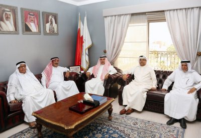 محافظ العاصمة يبحث احتياجات "فريج المخارقة" مع الأهالي