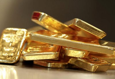 الذهب يهبط من أعلى مستوياته للجلسة بعد نشر محضر الفدرالي