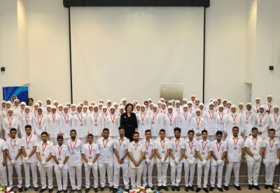 147 طالباً بجامعة البحرين يضيئون الشموع معتمرين زي التمريض