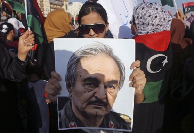 بعد نفي متكرر.. الجيش الليبي يقر "حفتر يعالج في باريس"