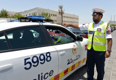ضبط سواق مخالفين بمركباتهم ودراجاتهم النارية في المحرق