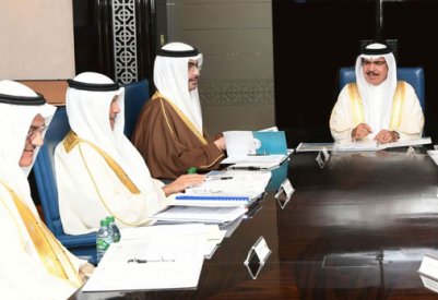 وزير الداخلية يجتمع بالمحافظين ويبحث عددا من القضايا والمشاريع