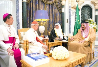 الملك سلمان ومسؤول بالفاتيكان يشددان على نبذ الإرهاب
