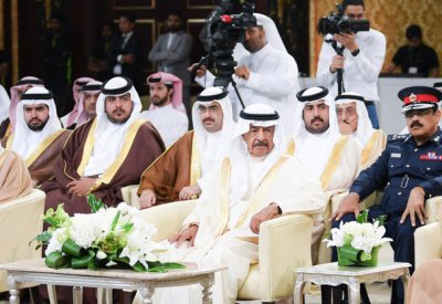 سمو رئيس الوزراء يتفضل بتدشين كتاب "مجلس الرئيس" 