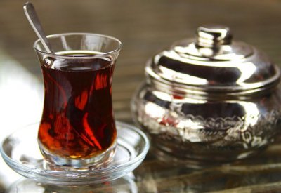 تحذر من المكملات الغذائية التي تحتوي على شاي