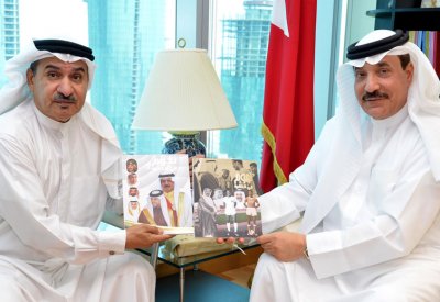 حميدان يتسلم نسخة من كتاب "نجوم في الذاكرة" للكاتب حسن الدوسري