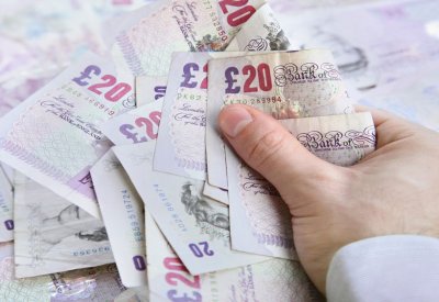 الاسترليني يواصل الانخفاض بعد تصريحات كارني عن رفع الفائدة