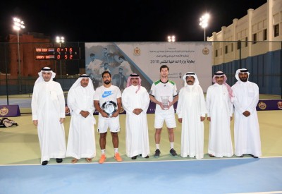 وزير الداخلية يشهد المباراة النهائية في اللتنس