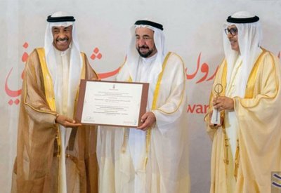 تكريم البحرينيان علي خليفة واحمد مبارك في الشارقة