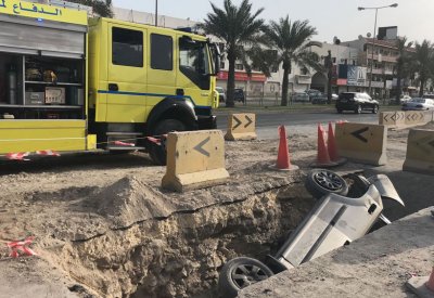 بالصور - سيارة تهوي بحفرة عميقة بعد ارتطامها بحاجز