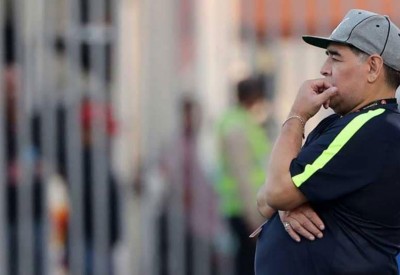 بعد أيام من إقالته.. مارادونا يعود إلى الفجيرة