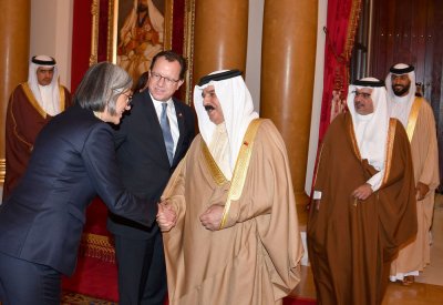 جلالة الملك المفدى يستقبل سفير الولايات المتحدة الأمريكية وأعضاء الجالية الأمريكية في المملكة
