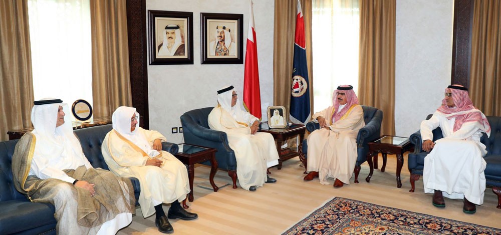 وزير الداخلية يستقبل عددا من أفراد عائلة آل مبارك السعودية