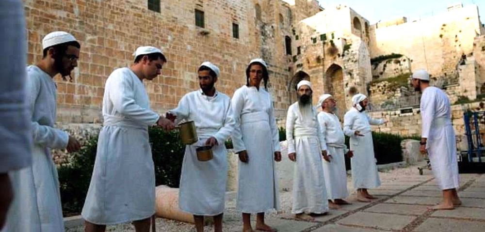عشرات المستوطنين يقتحمون باحات المسجد الأقصى