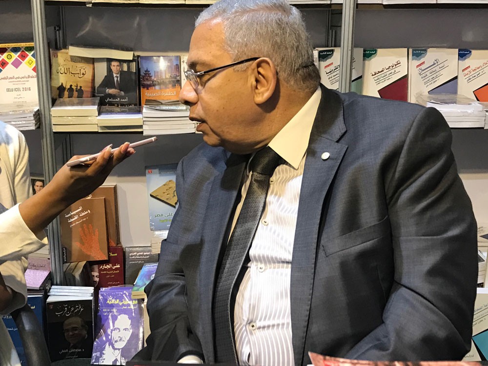 رشاد: لا غلبة للكتاب الإلكترونيّ على الورقيّ فكلاهما يكمل الآخر، وفكرة المنافسة هي مجرّد ذريعة!