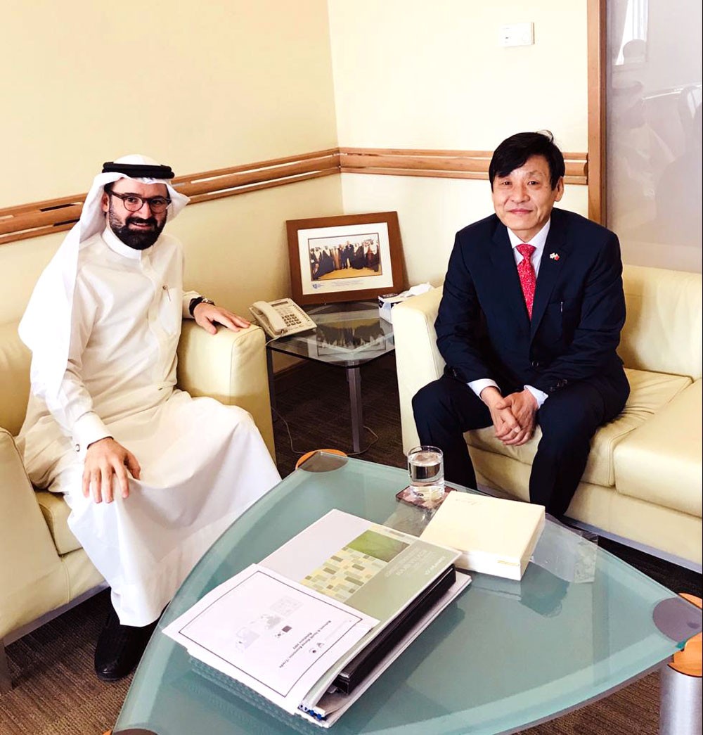 النائب الأول لرئيس الغرفة يبحث مع السفير الكوري تطوير العلاقات الاقتصادية