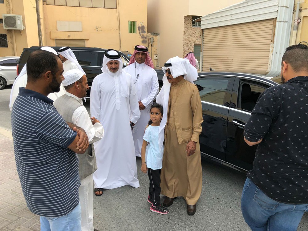 بالصور... سمو رئيس الوزراء يقوم بزيارة مفاجئة لقرية الصالحية