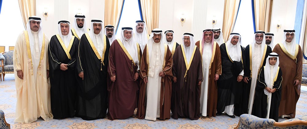 سمو رئيس الوزراء ينوه بإسهامات رجالات البحرين في كافة المجالات