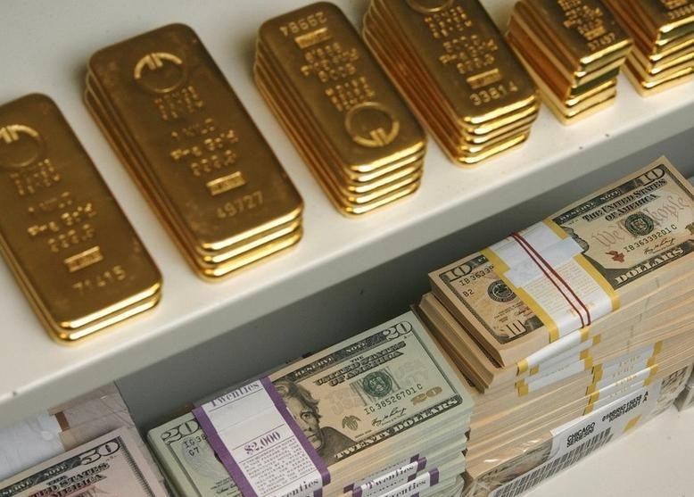 الذهب يرتفع مع هبوط الدولار والأسهم بفعل مخاوف التجارة وبيانات أمريكية